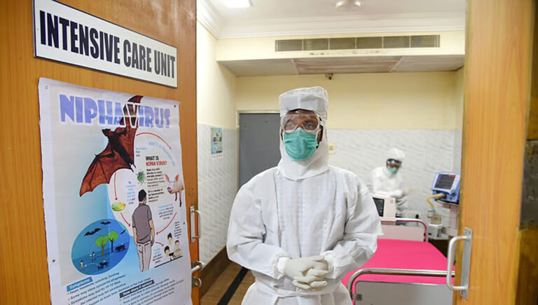 നിപ സ്ഥിരീകരിച്ച പാലക്കാട് സ്വദേശിനിയെ കോഴിക്കോട് മെഡിക്കൽ കോളജിലേക്ക് മാറ്റി; ആരോ​ഗ്യനില ​ഗുരുതരം