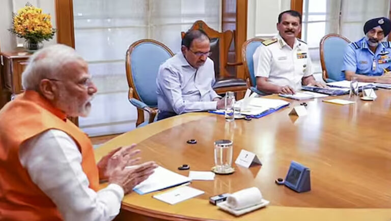 ആണവായുധം പ്രയോഗിക്കാനും മടിക്കില്ലെന്ന് പാക് നയതന്ത്രജ്ഞൻ; വ്യോമസേനാ മേധാവിയുമായി കൂടിക്കാഴ്ച നടത്തി മോദി