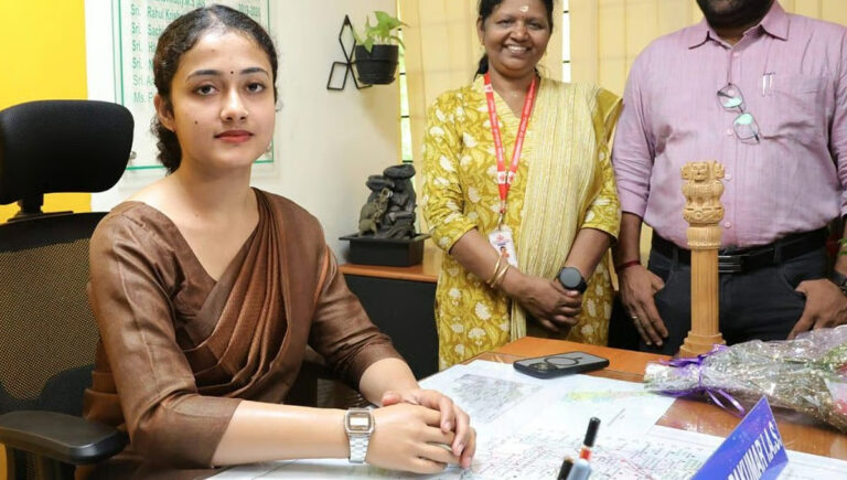 അപകടത്തില്‍ വലതു കൈ നഷ്ടമായിട്ടും പതറാതെ ഐഎഎസ് കൈപ്പിടിയിലൊതുക്കിയ പാര്‍വതി ഗോപകുമാര്‍ ഇനി എറണാകുളം അസിസ്റ്റന്റ് കലക്ടര്‍