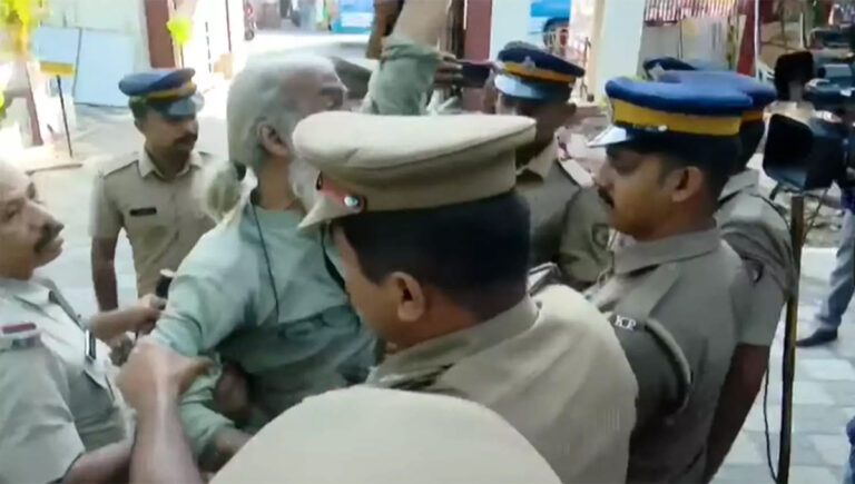 തൃശൂരില്‍ യുദ്ധവിരുദ്ധ റാലി തടഞ്ഞ് പൊലീസ്