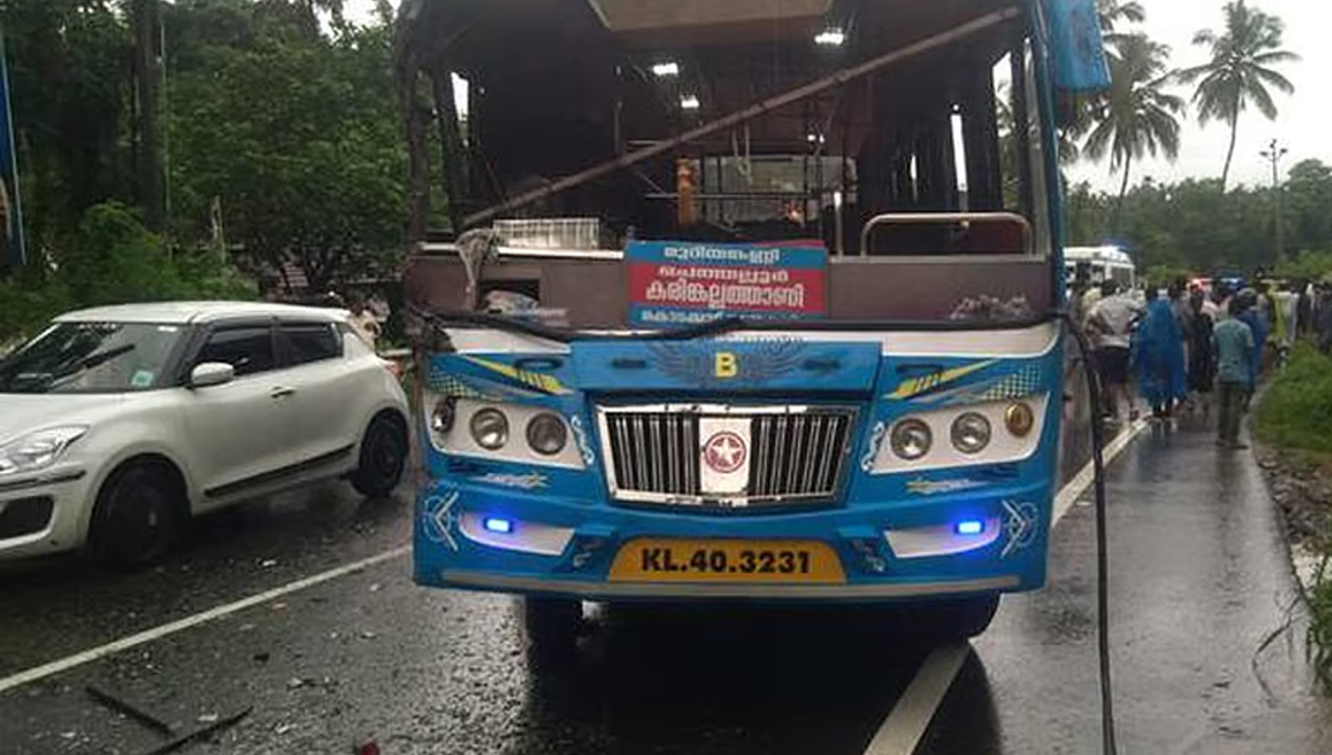 പാലക്കാട് സ്വകാര്യ ബസുകൾ കൂട്ടിയിടിച്ച് അപകടം; നിരവധി പേർക്ക് പരുക്ക്, ഒരാളുടെ നില ഗുരുതരം