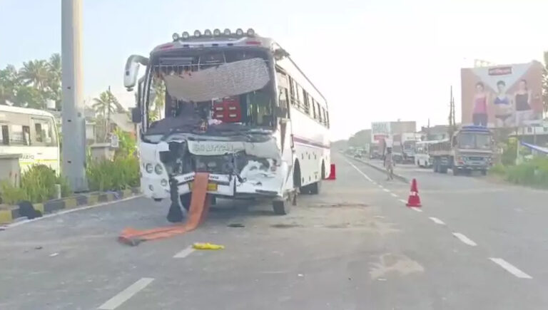 എറണാകുളത്ത് ടൂറിസ്റ്റ് ബസ് കണ്ടെയ്നർ ലോറിക്ക് പിന്നിൽ ഇടിച്ച് അപകടം; 28 പേര്‍ക്ക് പരിക്ക്