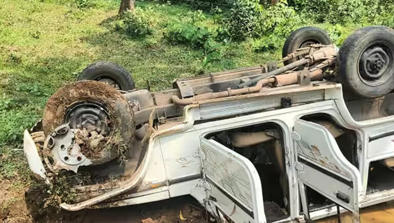 വിനോദ സഞ്ചാരികൾ സഞ്ചരിച്ച ജീപ്പ് മറിഞ്ഞു; 10 പേർക്ക് പരുക്ക്