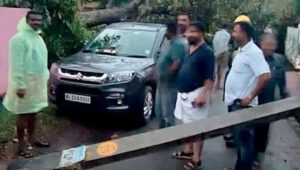 കൊല്ലത്ത് മരവും വൈദ്യുതി പോസ്റ്റും റോഡിലേക്ക് വീണു; സിആര്‍ മഹേഷ് എംഎല്‍എ രക്ഷപ്പെട്ടത് തലനാരിഴയ്ക്ക്