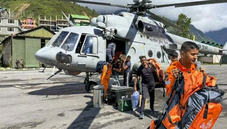 ക​ന​ത്ത​മ​ഴ​യി​ല്‍ മ​ണ്ണി​ടി​ച്ചി​ൽ : സി​ക്കി​മി​ല്‍ കു​ടു​ങ്ങി​യ വി​നോ​ദ സ​ഞ്ചാ​രി​ക​ളി​ല്‍ 59 പേ​രെ​ക്കൂ​ടി ര​ക്ഷ​പ്പെ​ടു​ത്തി