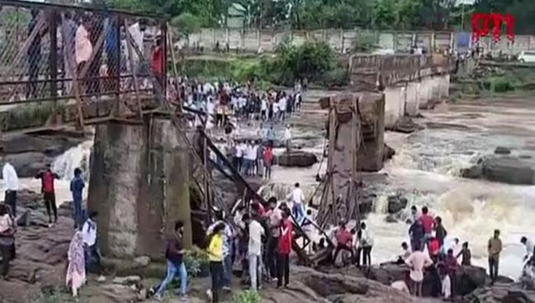 മഹാരാഷ്ട്രയിലെ പൂനെ തലേഗാവിൽ പാലം തകർന്നുവീണു; ആറ് മരണം