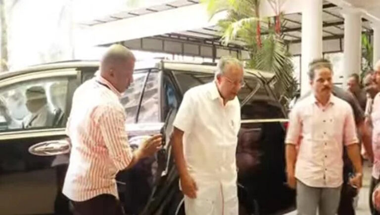 വിഎസിനെ ആശുപത്രിയില്‍ സന്ദര്‍ശിച്ച് മുഖ്യമന്ത്രി