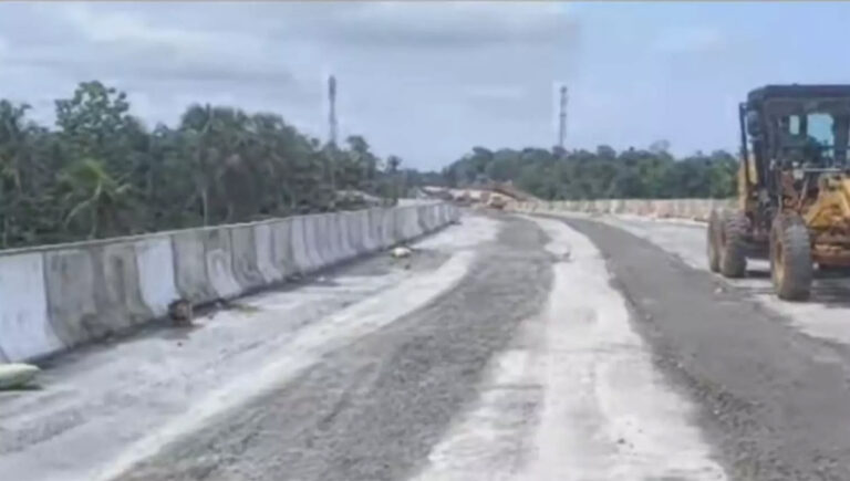 കാസർകോട് -കണ്ണൂർ ദേശീയപാതയിൽ നീലേശ്വരം പടുവളം ഭാഗത്ത് വിള്ളൽ