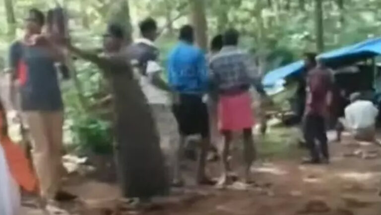 കൊല്ലത്ത് വനം വകുപ്പ് ഉദ്യോഗസ്ഥനും കൂപ്പ് മാനേജർക്കും ബിഎംഎസ്, എഐടിയുസി യൂണിയൻ നേതാക്കളുടെ മർദനം