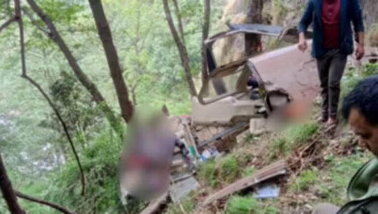 ഉത്തരാഖണ്ഡില്‍ കേദാർനാഥ്‌ യാത്രക്കി ഏഴ് പേരുമായി പോയ ഹെലികോപ്റ്റർ തകർന്ന് വീണു