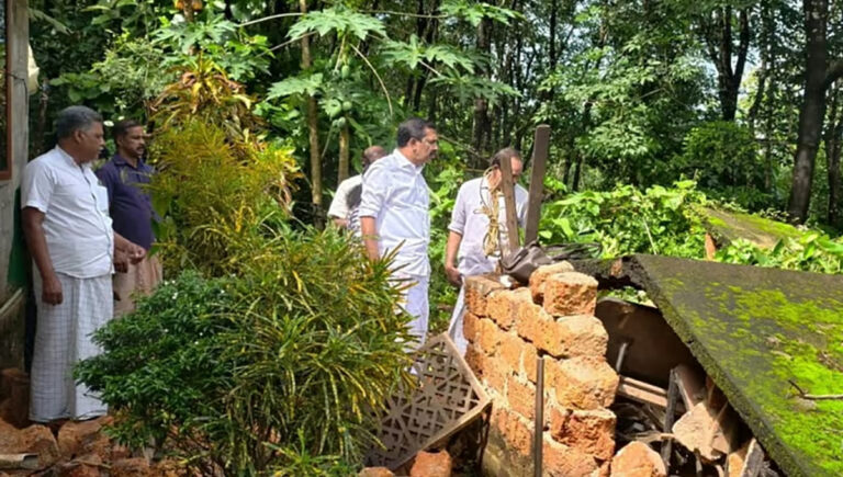 കോതമംഗലം വെറ്റിലപ്പാറയിൽ വീട് തകർന്നു; രണ്ട്‌ പേർക്ക് പരുക്ക്