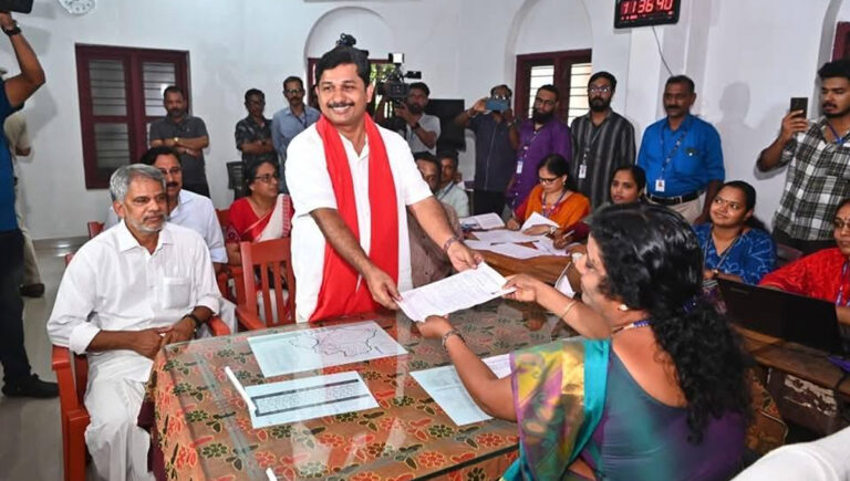 എം.​സ്വ​രാ​ജ്‌ നാ​മ​നി​ർ​ദേ​ശ​പ​ത്രി​ക സ​മ​ർ​പ്പി​ച്ചു