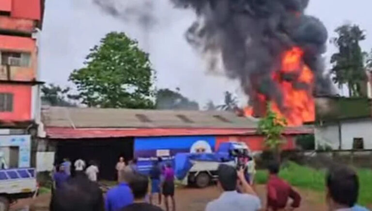 ചാലക്കുടിയിൽ പെയിന്റ് ഗോഡൗണിൽ വൻ തീപിടിത്തം