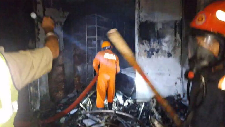 കോഴിക്കോട് മാവൂരില്‍ ഇരുചക്ര വാഹന ഷോറൂമിൽ വന്‍ തീപിടിത്തം