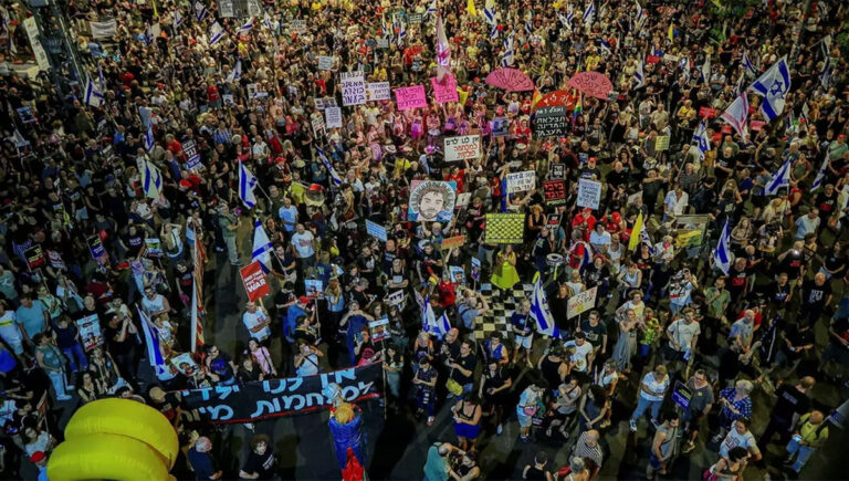 ടെൽ അവിവിലെ ഹോസ്റ്റേജസ് സ്‌ക്വയറിൽ വൻയുദ്ധവിരുദ്ധ പ്രതിഷേധം