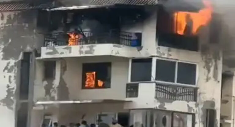 ഡൽഹി ദ്വാരകയിലെ ബഹുനില അപ്പാർട്ട്മെന്‍റിൽ വന്‍ തീപിടിത്തം; 3 മരണം