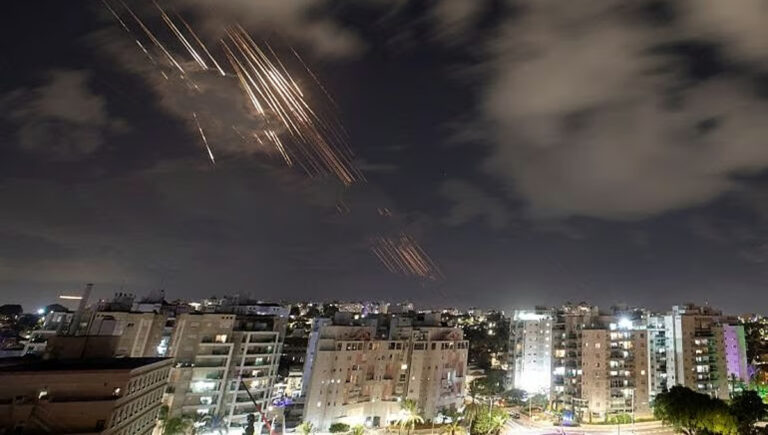 പശ്ചിമേഷ്യന്‍ സംഘര്‍ഷം രൂക്ഷമാകുന്നു; ഇറാനിലെ 250 ഇടങ്ങളില്‍ ഇസ്രയേല്‍ ആക്രമണം, തിരിച്ചടിച്ച് ഇറാന്‍