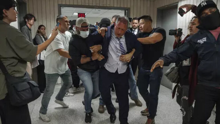 ന്യൂയോർക്ക് സിറ്റി കംപ്ട്രോളറും മേയർ സ്ഥാനാർഥിയുമായ ബ്രാഡ് ലാൻഡർ അറസ്റ്റിൽ