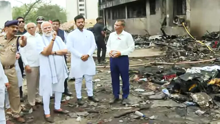 അഹമ്മദാബാദ് എയര്‍ ഇന്ത്യാ വിമാന അപകടം : ദുരന്തഭൂമിയിലും ആശുപത്രിയിലും സന്ദര്‍ശിച്ച് പ്രധാനമന്ത്രി നരേന്ദ്രമോദി