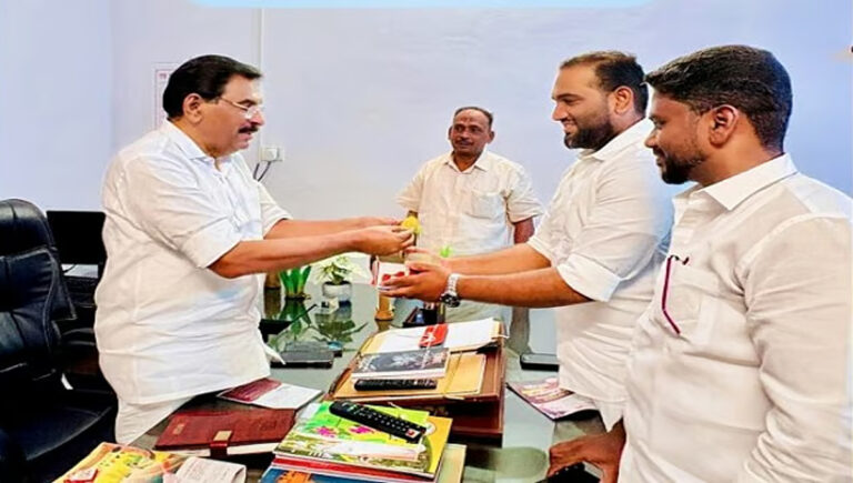 ആന്റോ ആന്റണിക്ക് എംപിക്ക് സ്ഥാപക ദിന മധുരം നൽകി എസ്ഡിപിഐ