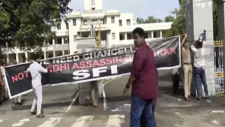 കേരള സര്‍വകലാശാല ആസ്ഥാനത്ത് ഗവര്‍ണര്‍ക്കെതിരെ എസ്എഫ്‌ഐ പ്രതിഷേധം