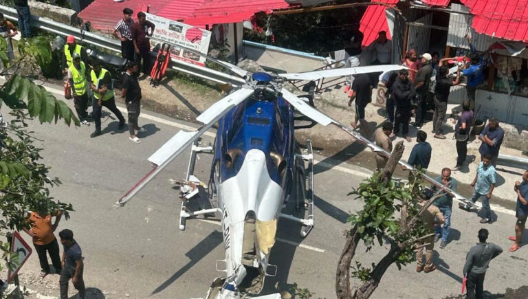 സാങ്കേതിക തകരാർ; ഉത്തരാഖണ്ഡിൽ ഹെലികോപ്റ്റർ അടിയന്തരമായി നടുറോഡിൽ ഇറക്കി