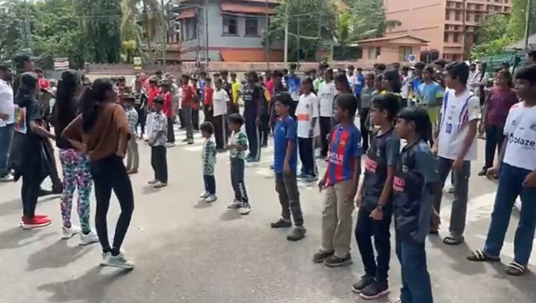 സൂംബ വിവാദം : സെക്രട്ടേറിയറ്റിന് മുന്നില്‍ പ്രതിഷേധിച്ച് സൂംബാ അസോസിയേഷന്‍; പങ്കെടുത്ത് വിദ്യാഭ്യാസ മന്ത്രിയും