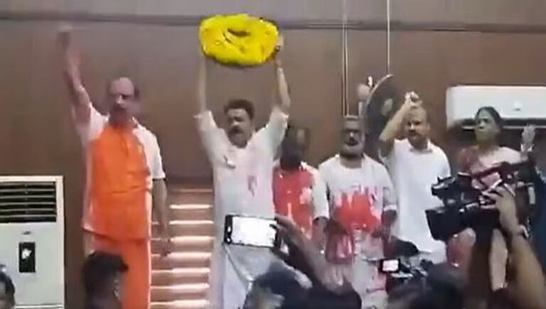 തൃശൂര്‍ നഗരസഭായോഗത്തില്‍ ബഹളം; റീത്തുമായി പ്രതിപക്ഷ അംഗങ്ങള്‍