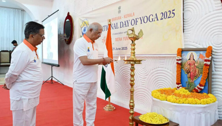 ഭാരതാംബ വിവാദ പ്രതിഷേധം : ഭാരതാംബയുടെ ചിത്രത്തിന് പിറകിലെ കാവിക്കൊടിയും ഭൂപടവും മാറ്റി ബിജെപി