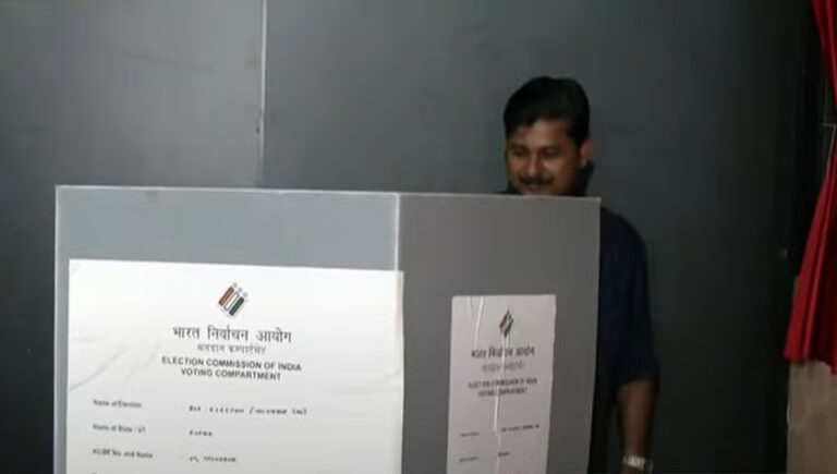 നിലമ്പൂരിൽ വോട്ടെടുപ്പ് തുടങ്ങി; എൽഡിഎഫ്-യുഡിഎഫ് സ്ഥാനാർത്ഥികൾ വോട്ടു രേഖപ്പെടുത്തി