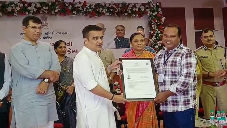 ഗുജറാത്തില്‍ 185 പാക് അഭയാര്‍ത്ഥികള്‍ക്ക് ഇന്ത്യന്‍ പൗരത്വം