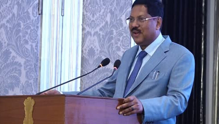 കോടതിക്കുള്ളില്‍ ജഡ്ജിമാര്‍ മാന്യമായി പെരുമാറണം : ചീഫ് ജസ്റ്റിസ് ബി ആര്‍ ഗവായ്