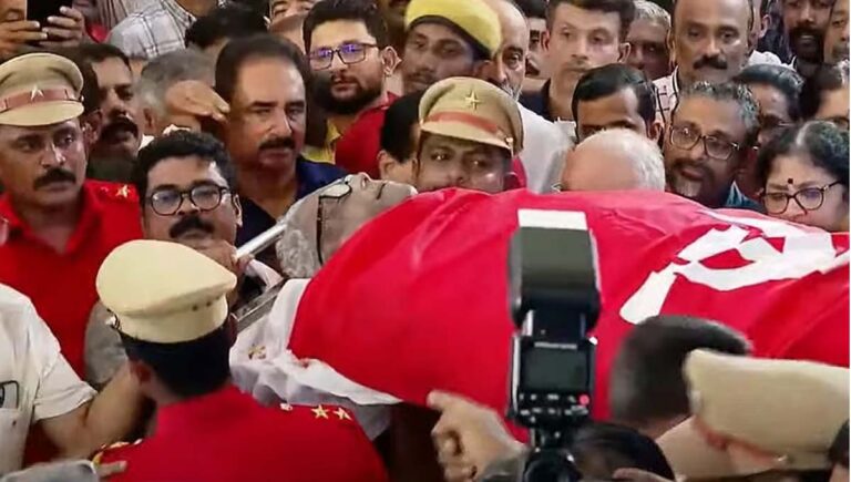 ജനസാഗരം കടന്ന്…. 22 മണിക്കൂർ നീണ്ട വിലാപയാത്ര; ഒടുവില്‍ വി എസ് വേലിക്കകത്ത് വീട്ടില്‍