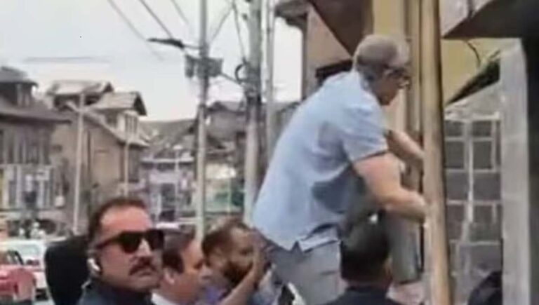 ലഫ്റ്റന്റ് ഗവര്‍ണറുടെ വിലക്ക് മറികടന്ന് മതില്‍ ചാടിക്കടന്ന് രക്തസാക്ഷി സ്മാരകത്തില്‍ പുഷ്പാര്‍ച്ച നടത്തി ജമ്മുകശ്മീര്‍ മുഖ്യമന്ത്രി