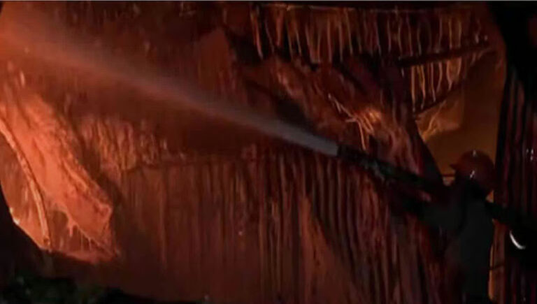 കൊച്ചി നഗരത്തില്‍ വന്‍ തീപിടിത്തം; ഫര്‍ണീച്ചര്‍ കട കത്തി നശിച്ചു