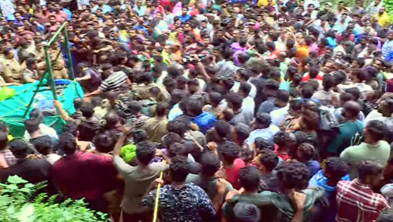 കൂട്ടിലായ കടുവയെ കാട്ടിലേക്ക് തുറന്നുവിടരുത്ത്; കരുവാരക്കുണ്ടിൽ വൻ ജനപ്രതിഷേധം