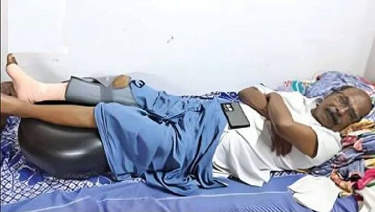 ജപ്തി ഭീഷണിക്ക് പിറകെ ചോര്‍ന്നൊലിക്കുന്ന വീട്ടില്‍ തെന്നിവീണ് നാട്ടിക എംഎല്‍എ സിസി മുകുന്ദന് പരിക്ക്