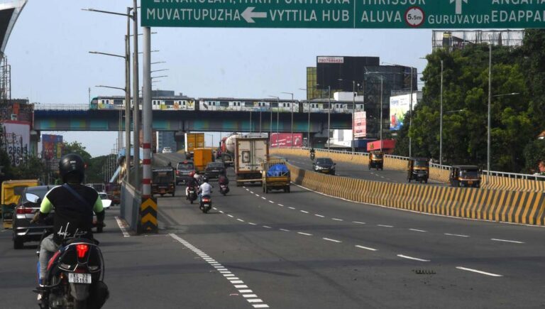 പാലാരിവട്ടത്ത് ദേശീയപാത 66 കടന്നുപോകുനത്ത് കൊച്ചി മെട്രോയ്ക്ക് മുകളിലൂടെ