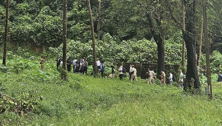 ധര്‍മസ്ഥലയില്‍ മണ്ണ് നീക്കി നടത്തിയ പരിശോധനയില്‍ അസ്ഥികൂട ഭാഗങ്ങള്‍ കണ്ടെത്തി