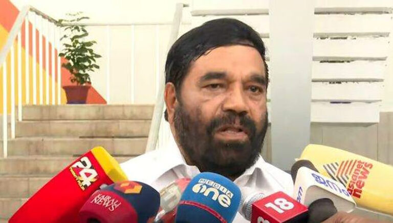 പ്രതിപക്ഷം പുര കത്തുമ്പോള്‍ വാഴ വെട്ടാന്‍ ശ്രമികുന്നു : വിഎന്‍ വാസവന്‍