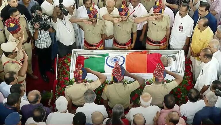 ജനനായകന്‍ വി എസിന് തലസ്ഥാന നഗരി അന്തിമോപചാരം അര്‍പ്പിക്കുന്നു