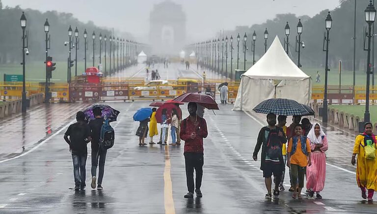 ഡൽഹിയിൽ കനത്ത മഴയും വെള്ളക്കെട്ടും; ഗതാഗതം തടസപ്പെട്ടു