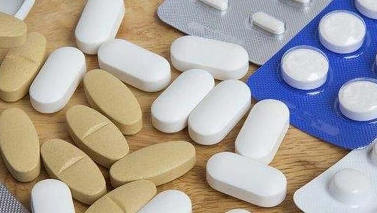 മലപ്പുറത്ത് സ്കൂളിൽ നിന്നു നൽകിയ അയൺ ​ഗുളികകൾ മുഴുവൻ വിഴുങ്ങി; 3 വിദ്യാർഥികൾ ആശുപത്രിയിൽ