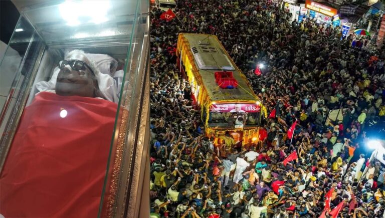 മഴ അവഗണിച്ചും പ്രിയ സഖാവിന് അന്ത്യാഭിവാദ്യം അർപ്പിച്ച് വൻജനക്കൂട്ടം