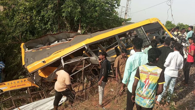 തമിഴ്‌നാട്ടില്‍ സ്‌കൂള്‍ ബസില്‍ ട്രെയിന്‍ ഇടിച്ച് മൂന്ന് വിദ്യാര്‍ത്ഥികള്‍ മരിച്ചു; നിരവധി പേര്‍ക്ക് പരിക്ക്