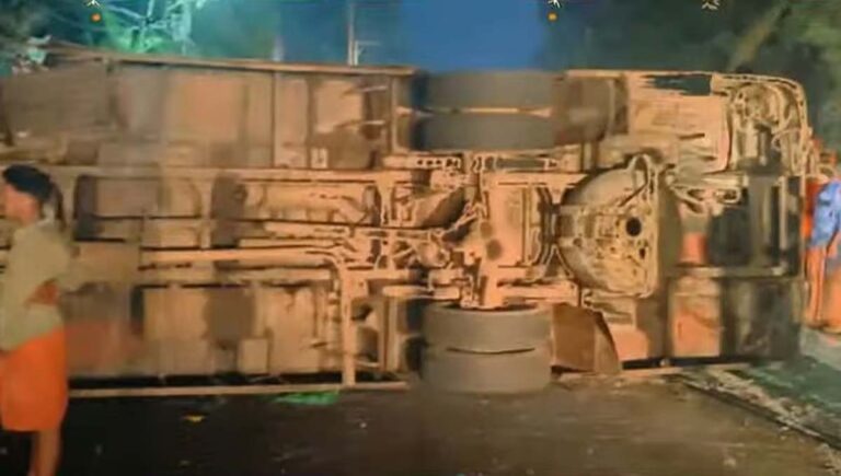 തൃശൂരില്‍ സ്വകാര്യ ബസ് മറിഞ്ഞു; 10 യാത്രക്കാര്‍ക്ക് പരിക്ക്