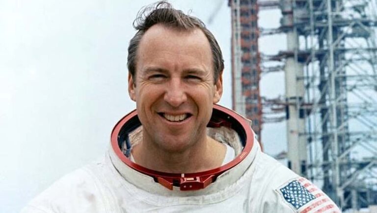 ചാന്ദ്ര ദൗത്യം അപ്പോളോ 13ന്റെ കമാൻഡർ ജിം ലോവൽ അന്തരിച്ചു