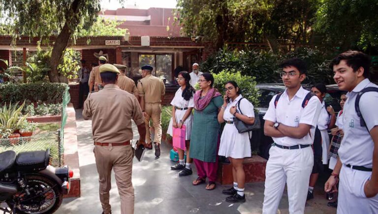 വീണ്ടും ഡൽഹിയിലെ സ്കൂളുകൾക്കും കോളജുകൾക്കും ബോംബ് ഭീഷണി