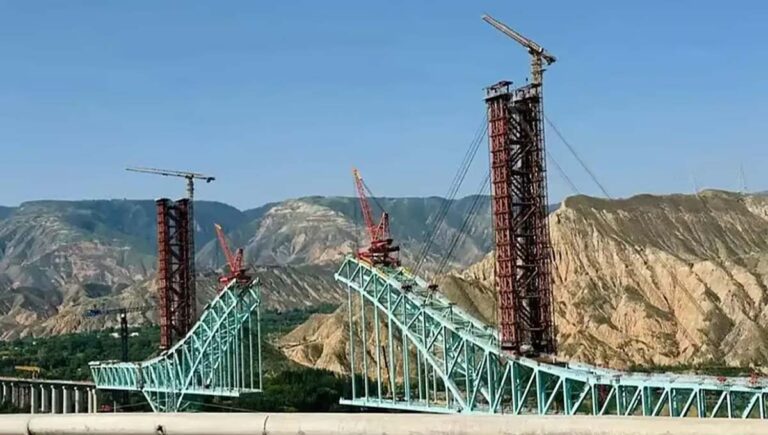 ചൈനയിൽ നിർമാണത്തിലിരുന്ന പാലം തകർന്നു വീണു; 12 മരണം