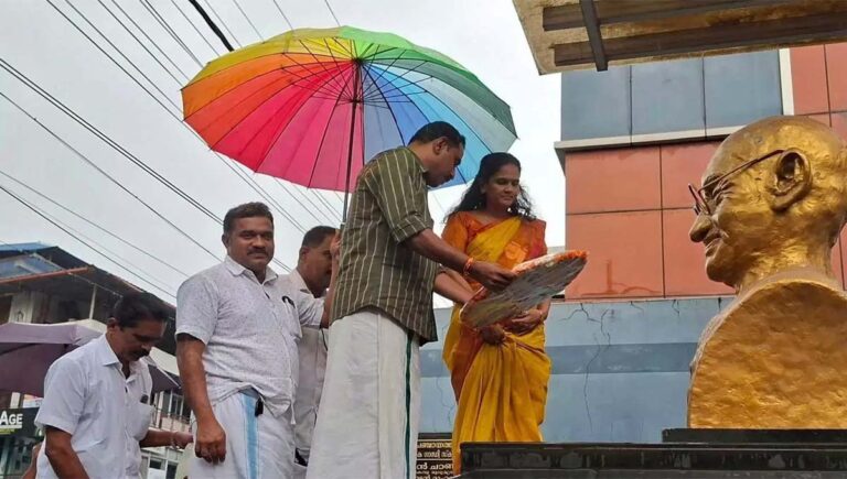 മലപ്പുറത്ത് ഗാന്ധി പ്രതിമക്ക് മുന്നില്‍ ബിജെപി പ്രവർത്തകര്‍ റീത്ത് വെച്ചതായി പരാതി